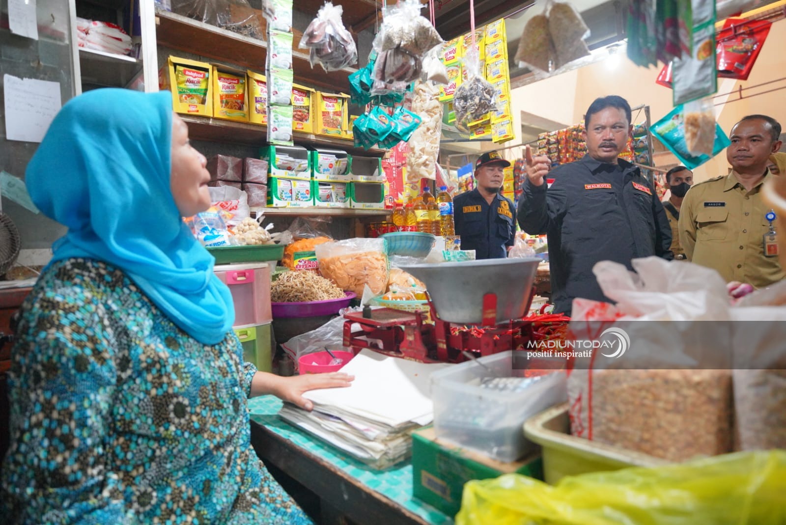 Foto 6 dari 10: Subsidi Pasar Makin Meluas, Wali Kota : Pemerataan Harga Untuk Selamatkan Pedagang