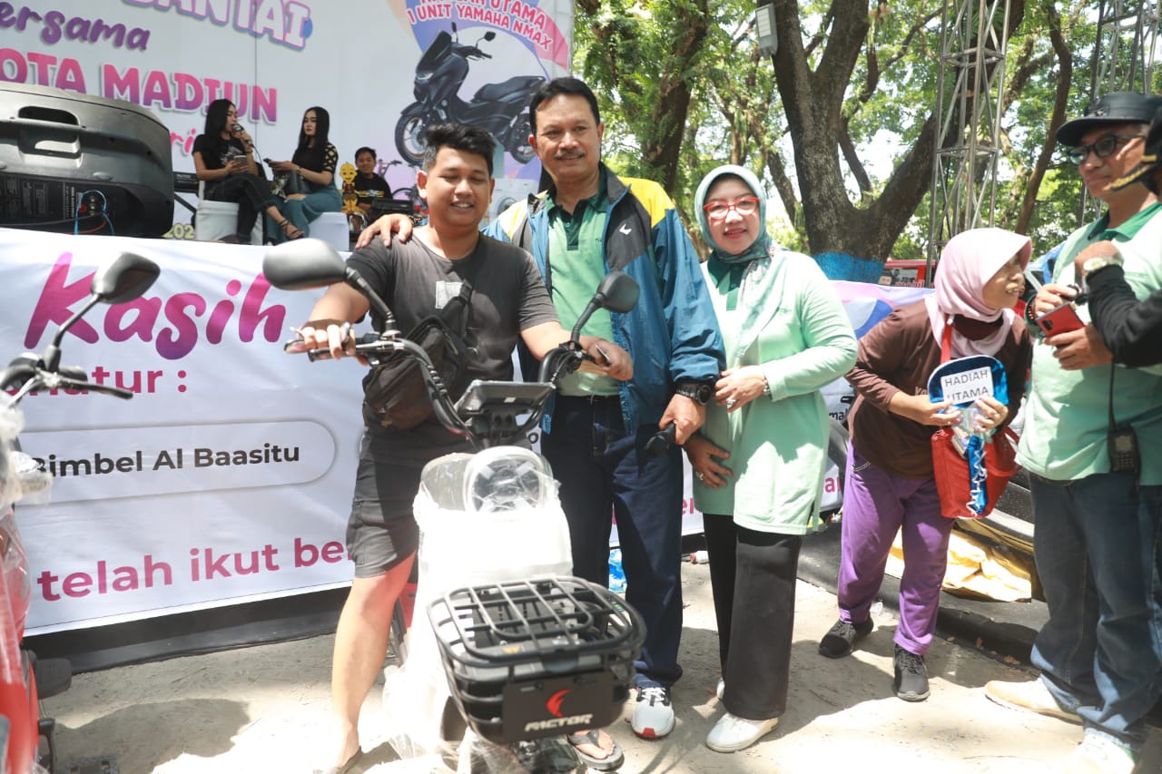 Foto 20 dari 28: Jalan Santai Bersama Warga Taman, Wali Kota : Perayaan Ini Untuk Masyarakat