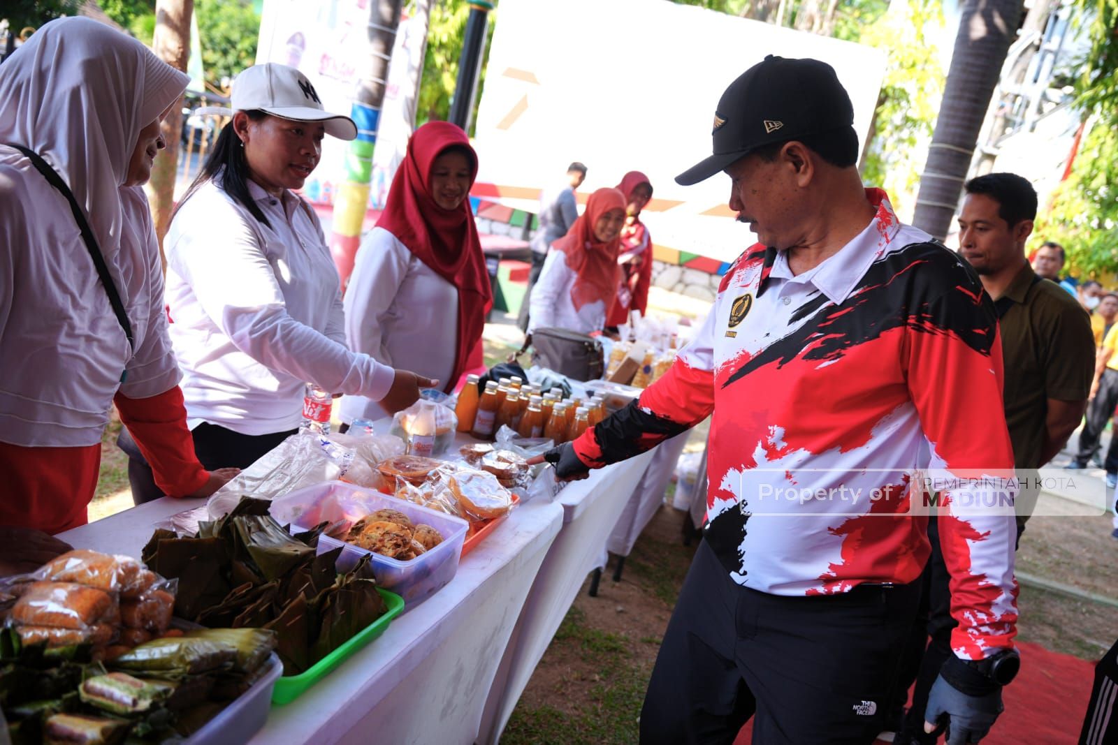 Foto 4 dari 8: Hadiri Senam dan Bazar UMKM Kecamatan Manguharjo, Wali Kota Harap Kegiatan Bisa Terus Dimunculkan