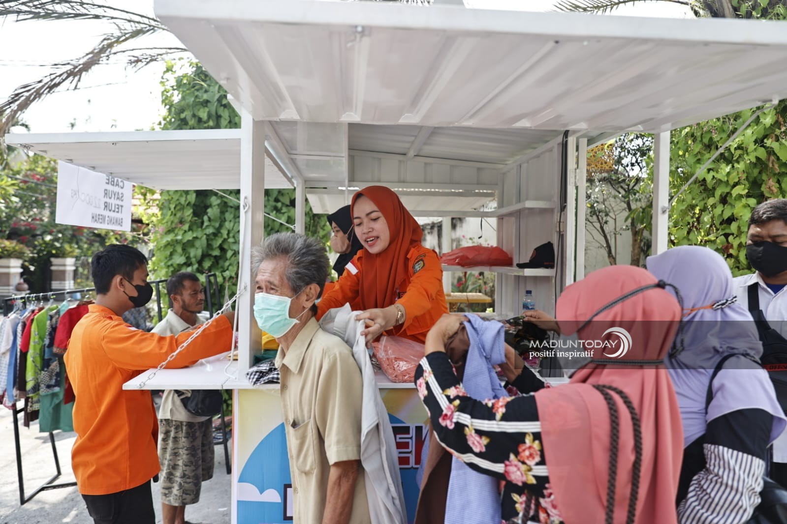 Foto 5 dari 7: Wartek Inflasi Juga Sediakan Telur, Ada Pakaian Gratis Bagi Pembeli