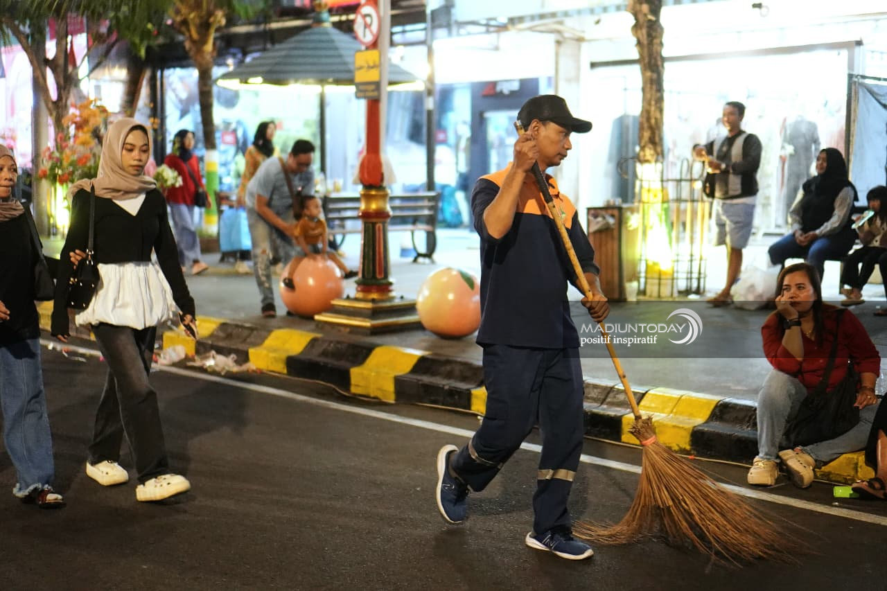 Foto 11 dari 15: Euforia Madiun Menari Berakhir, Petugas Kebersihan Pastikan Jalan Pahlawan Kembali Bersih