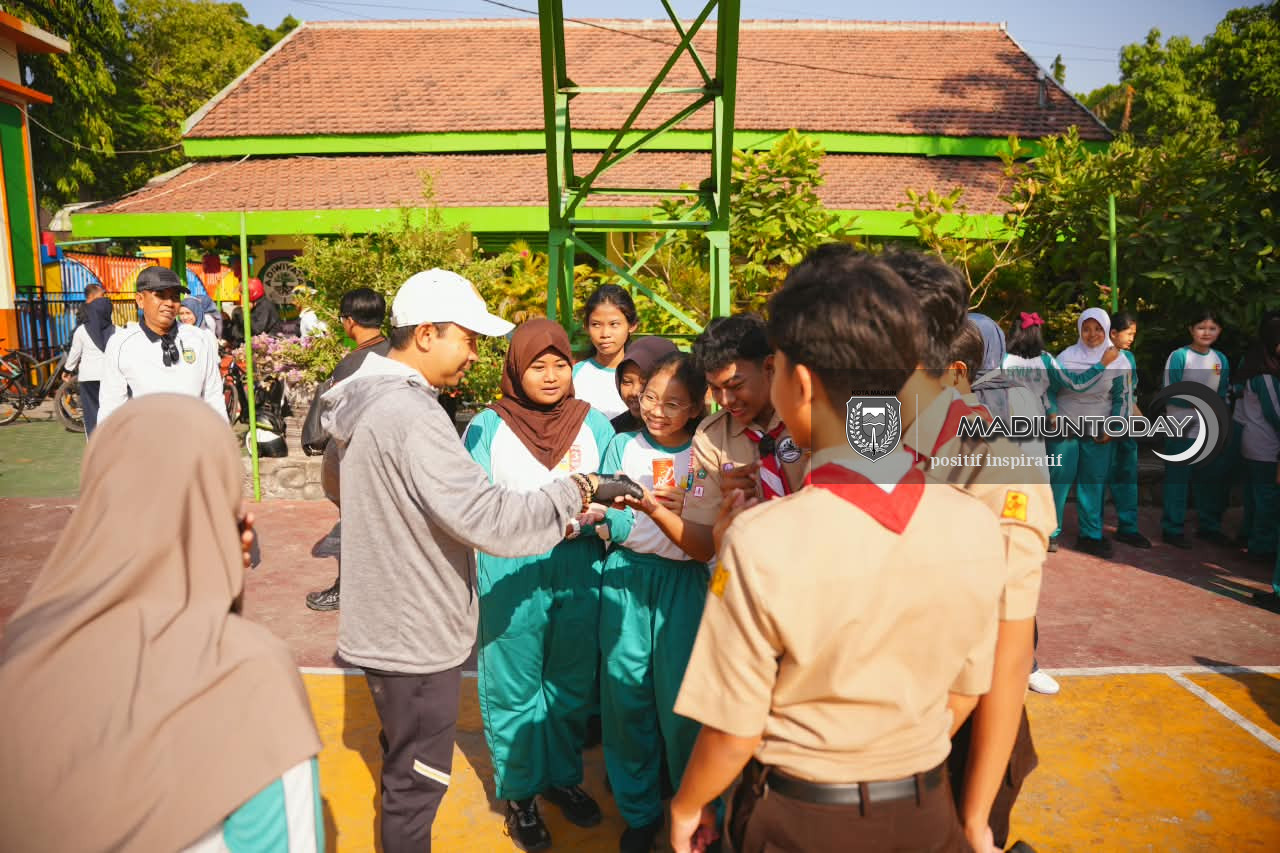 Foto 8 dari 16: Gowes Keliling Kota, Plt Wali Kota Madiun Pantau Kebersihan hingga Kondisi Sekolah