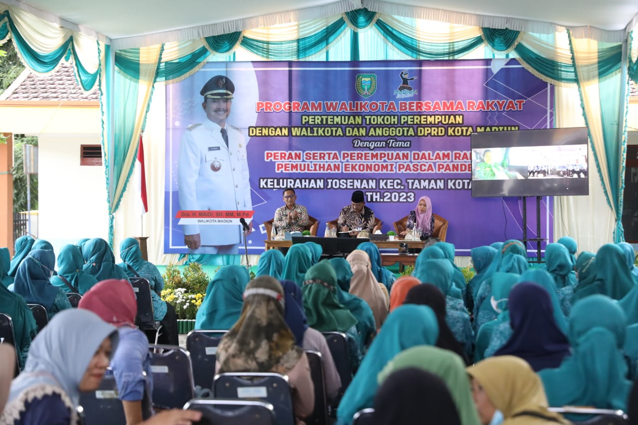 Foto 2 dari 8: Dinas Luar, Wali Kota Hadiri Pertemuan Warga Secara Virtual