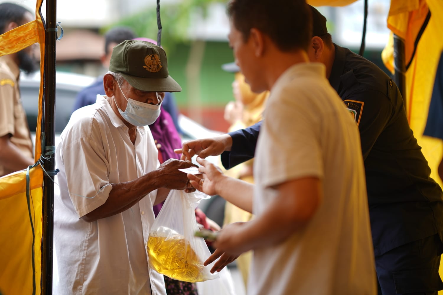 Foto 2 dari 10: Dinas Perdagangan Gandeng PPI Gelar Operasi Minyak Goreng Murah