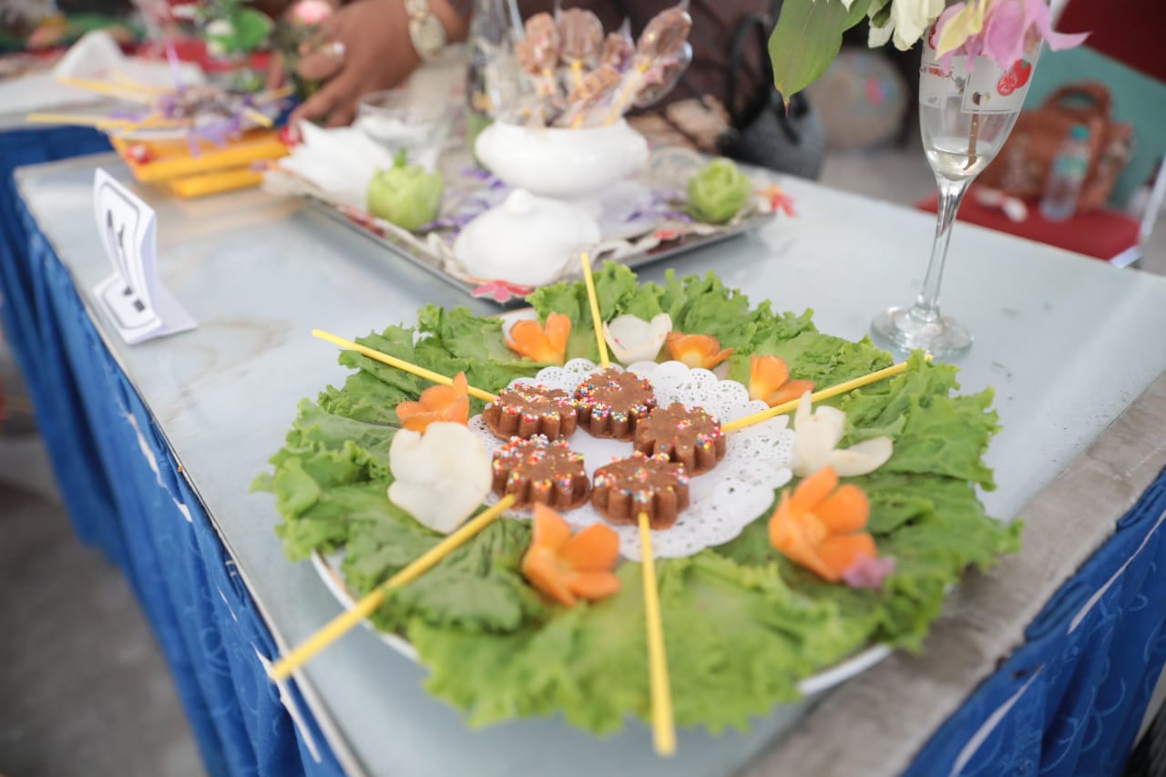 Foto 3 dari 9: Agar Lebih Disukai Anak-anak, Juragan Pecel Kembangkan Inovasi Permen Pecel