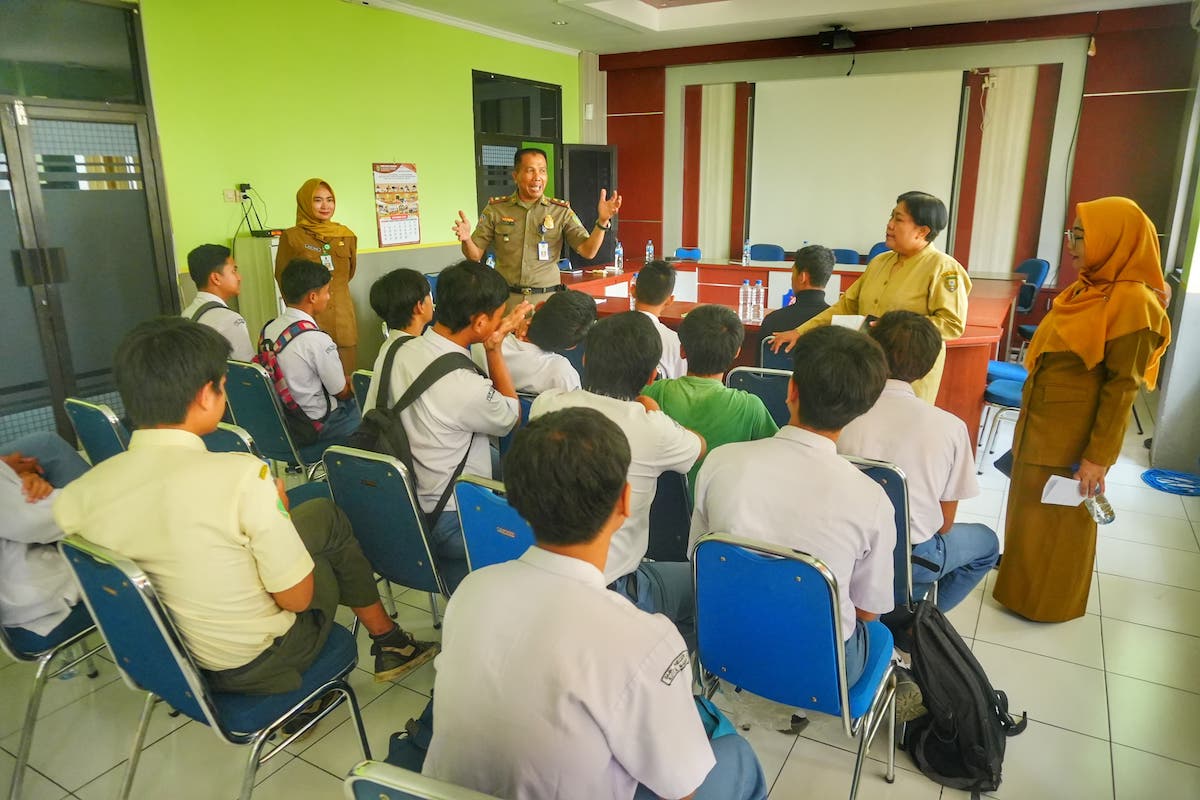 Foto 4 dari 9: Razia Gabungan, Petugas Dapati 20 Pelajar Bolos Sekolah