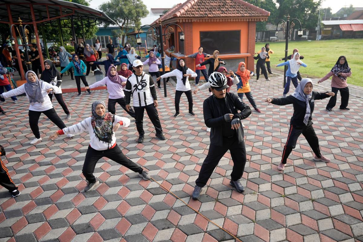 Foto 5 dari 8: Gowes Jumat Sehat, Wali Kota Cek Pavingisasi, Tinjau Masyarakat, Serta Beri Arahan Pejabat