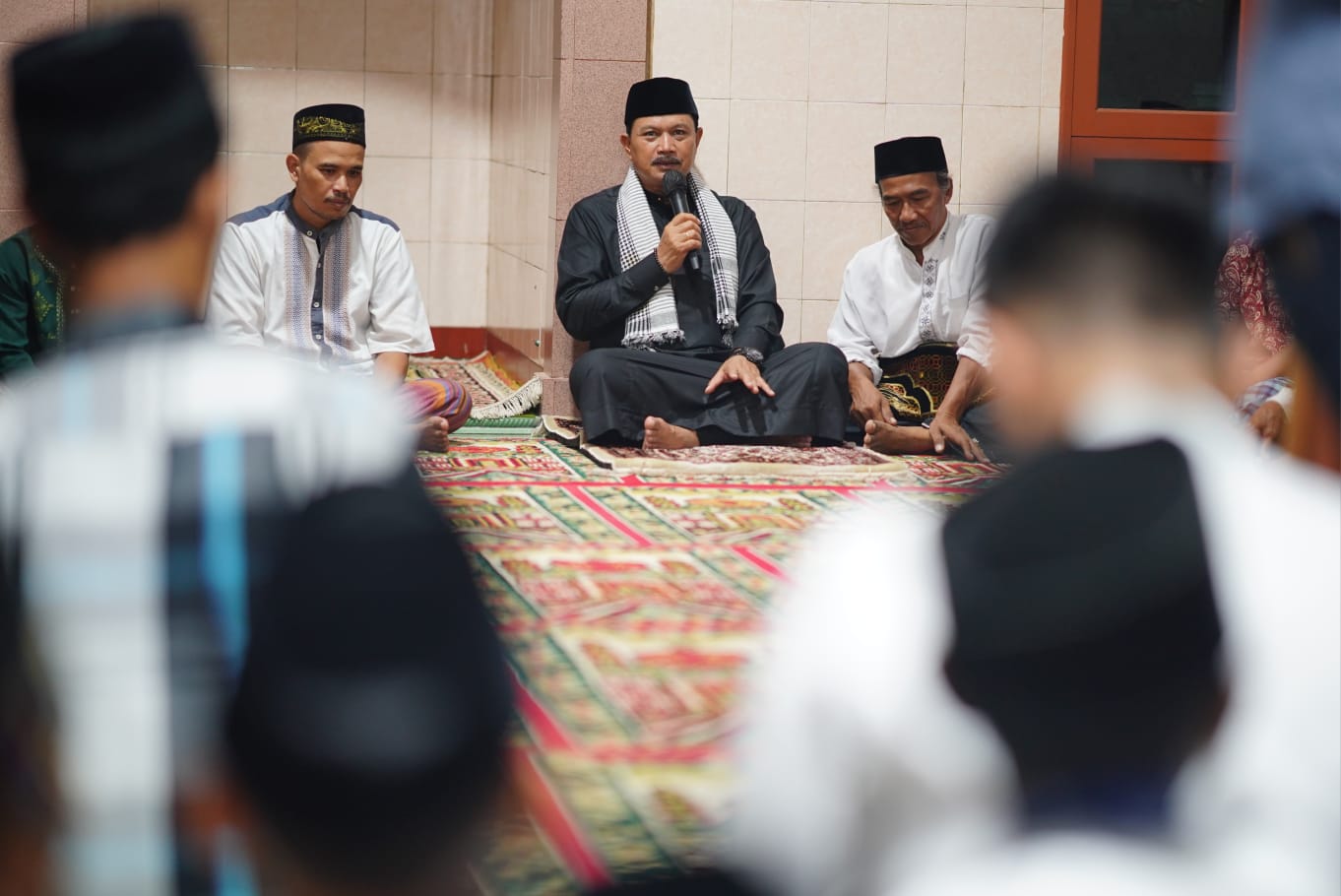 Foto 6 dari 10: Gelar Safari Ramadhan, Wali Kota Ikuti Shalat Isya Dan Tarawih Di Mushola Al Ikhlas Bersama Warga