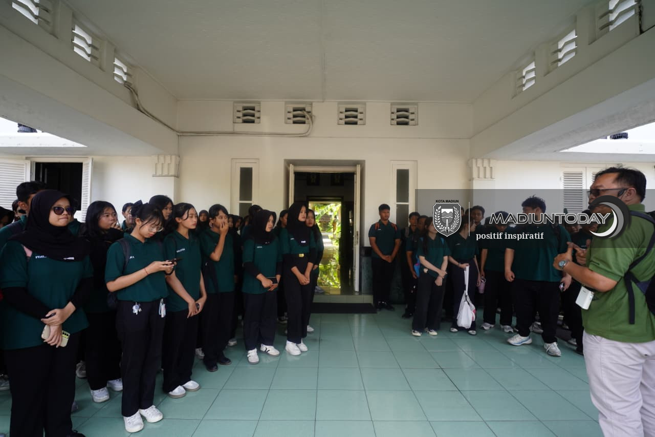 Foto 3 dari 13: Wisata Heritage Jadi Ruang Belajar, Sejarah Kota Madiun Dikenalkan Langsung di Lapangan