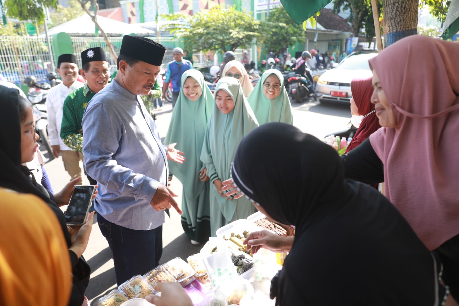 Foto 9 dari 14: Hadiri Pengajian Rutin Di Islamic Center, Wali Kota Ajak Jamaah Doakan Kota Madiun