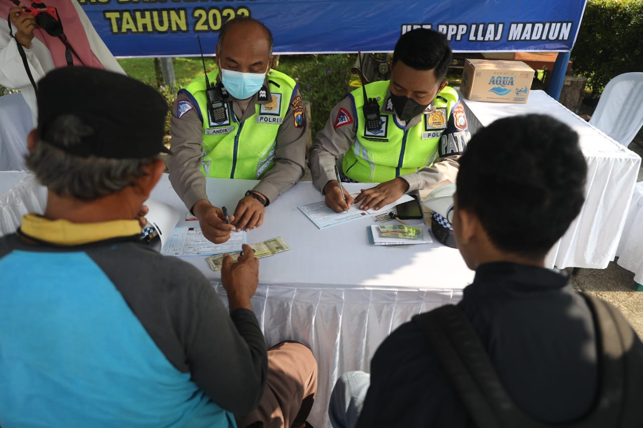 Foto 4 dari 12: Jaring Pelanggar LLAJ, Tim Gabungan Sediakan Pembayaran Pajak Hingga Tilang Di Tempat
