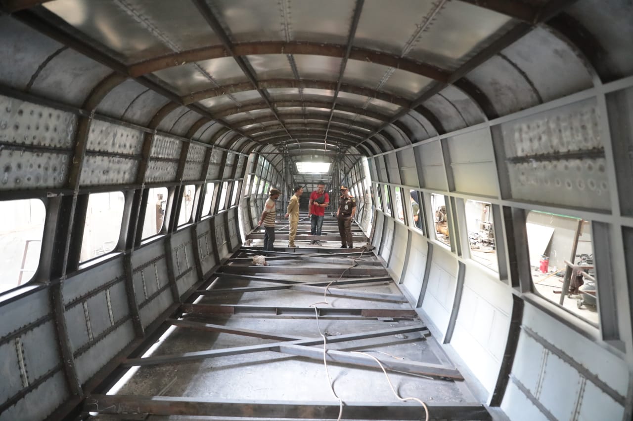Pastikan Pembuatan Replika Kereta Cepat Sesuai Jadwal, PUPR-TPH Sambangi Bengkel Pembuatan di Saradan