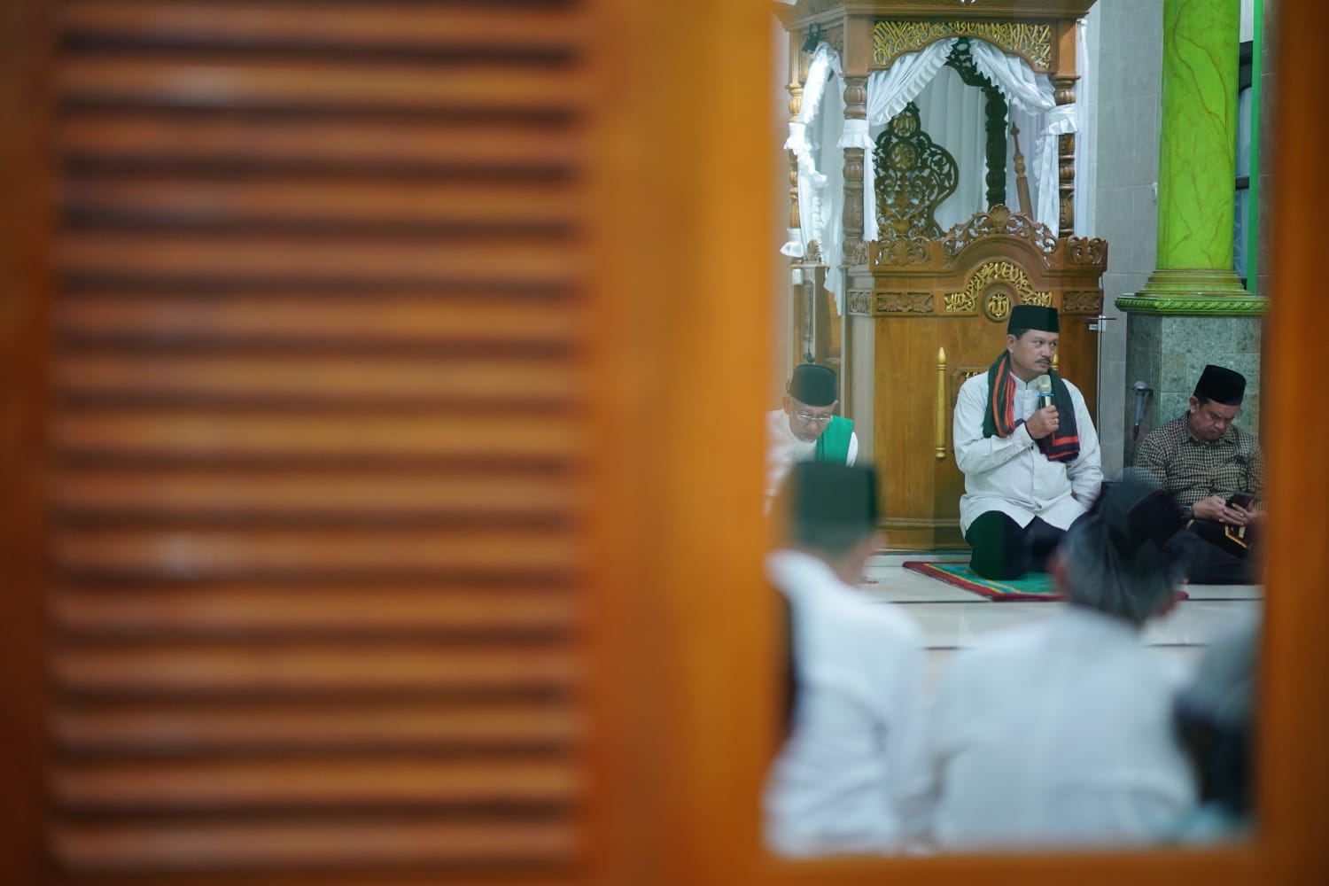 Foto 4 dari 7: Salat Isya di Masjid Al Mujahidin Manisrejo, Wali Kota Terima Berbagai Usulan dari Warga