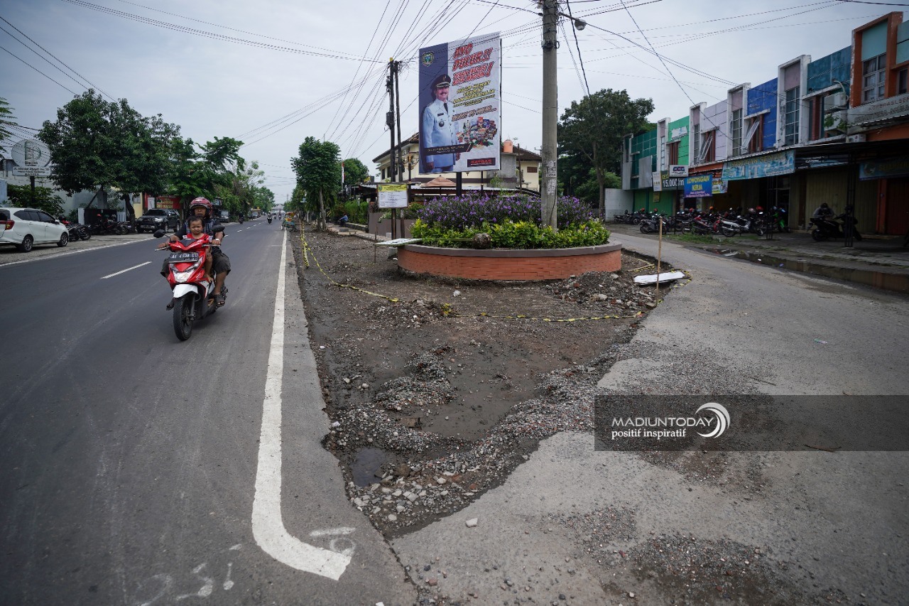 Foto 2 dari 6: Ada 17 Paket Pelebaran dan Pembangunan Jalan di APBD Perubahan, Rata-rata Pekerjaan Sudah 60 Persen