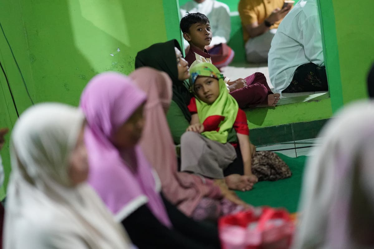 Foto 3 dari 9: Salat Isya di Musala Nurul Huda, Wali Kota Maidi Salurkan Sembako Hingga Bantuan Pembangunan Rp 30 Juta