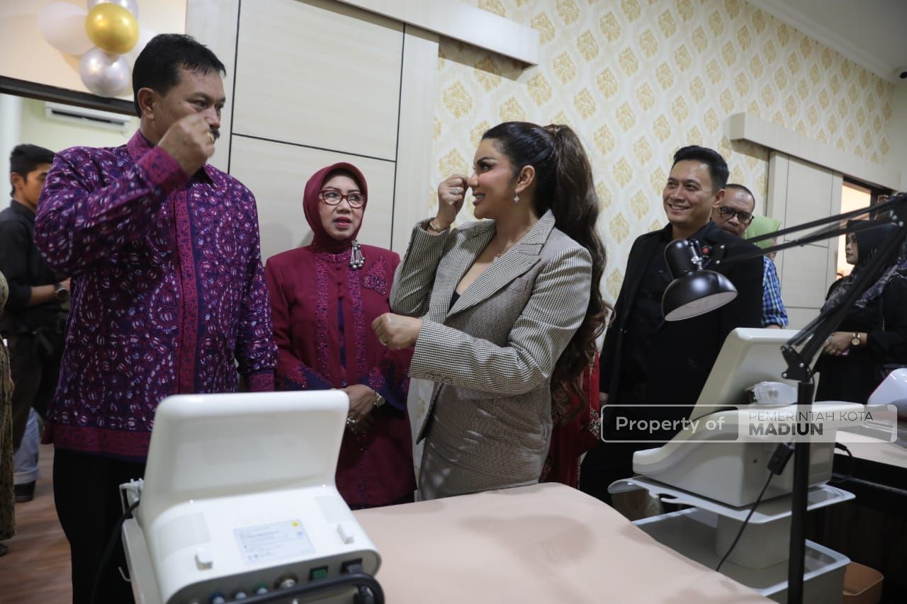 Foto 4 dari 14: Hadiri Pembukaan Klinik Estetika, Wali Kota Harap Bisa Jadi Daya Tarik Kota Pendekar
