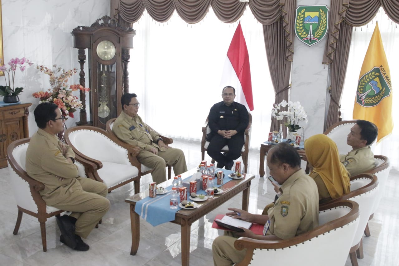 Foto 1 dari 11: Terima Dua Audiensi, Pj Wali Kota Bahas Pelantikan Pengurus Kwarcab Pramuka Hingga Proyek Strategis Pemkot Madiun