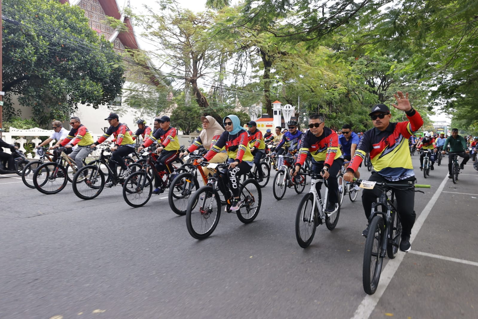 Gowes Hingga Lomba Marandang Dan Membuat Teh Talua, Wali Kota Turut Pecahkan Rekor MURI Dalam Rakernas Apeksi Ke-XV