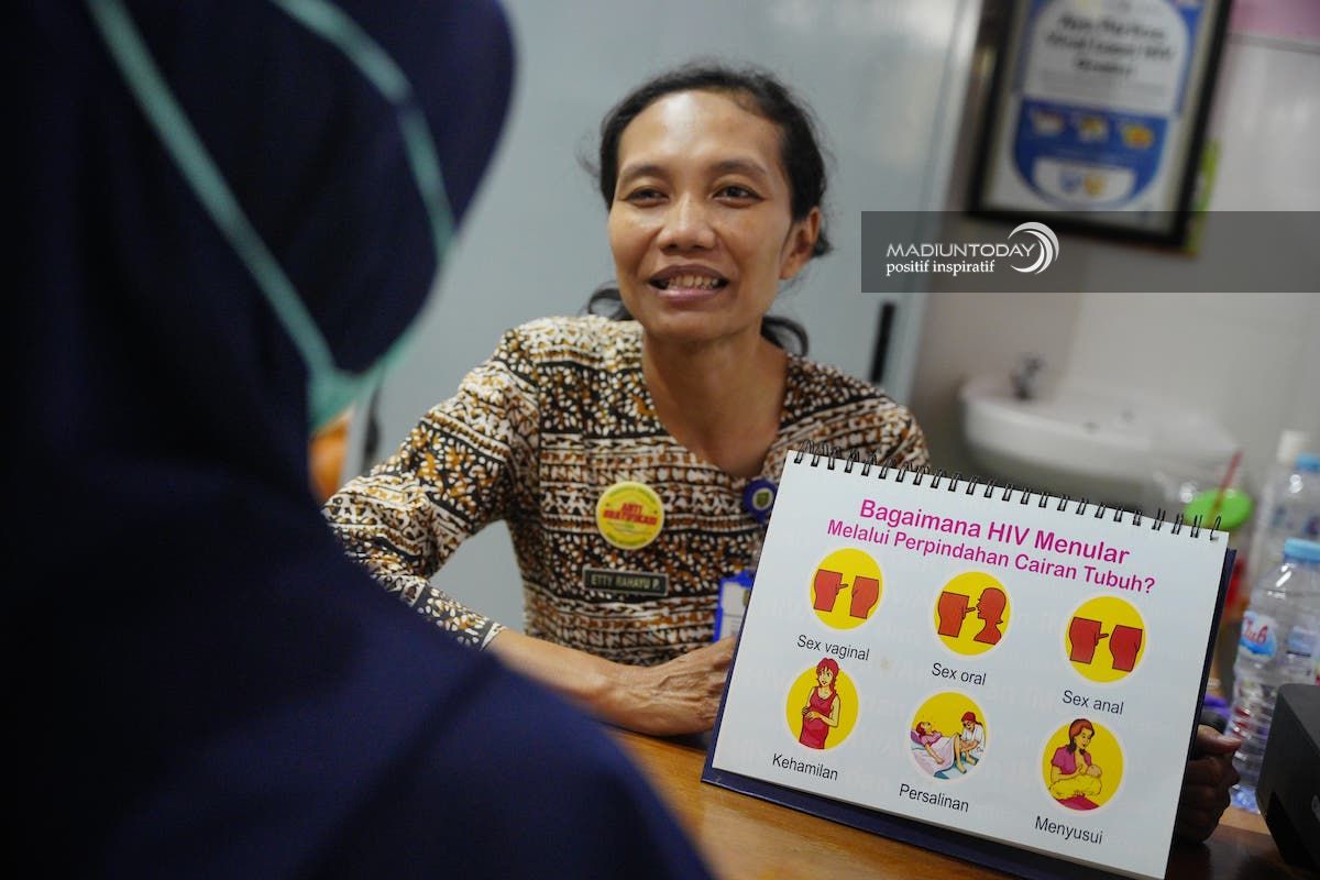 Foto utama berita: Kisah Etty Rahayu Purnomo, Perawat Puskesmas Sukosari yang Sudah 16 Tahun Beri Pelayanan Kepada ODHA