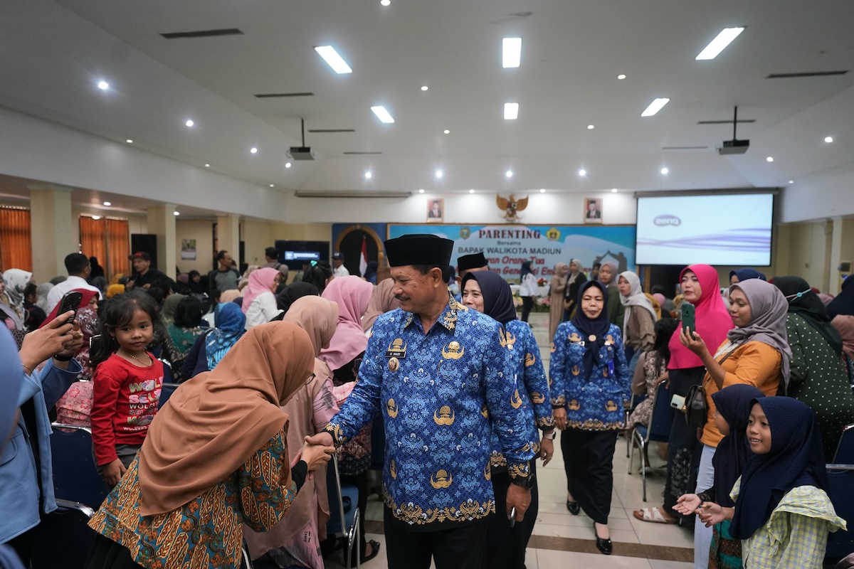 Foto 9 dari 9: Beri Arahan Parenting ke Wali Murid SDN 03 Madiun Lor, Wali Kota: Investasi untuk Pendidikan Jangan Dinilai dengan Uang