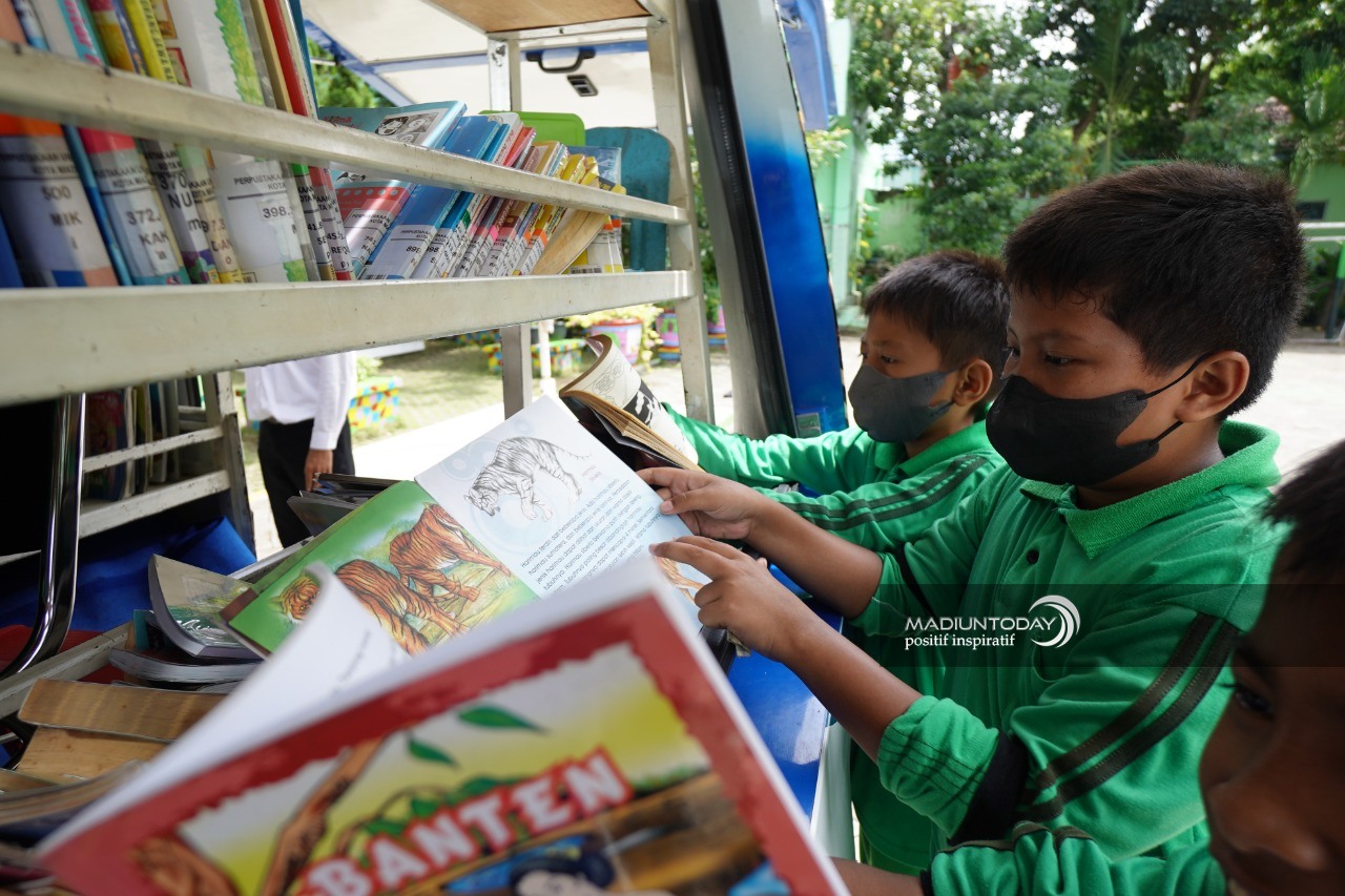 Foto 7 dari 9: Tingkatkan Minat Baca, Layanan Perpustakaan Keliling Sambangi SD