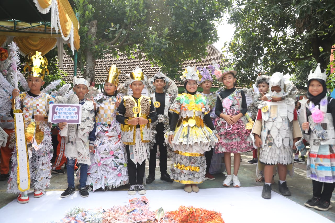 Foto 9 dari 9: Bak Peragawati, Belasan Siswa Peragakan Busana Berbahan Dasar Barang Bekas