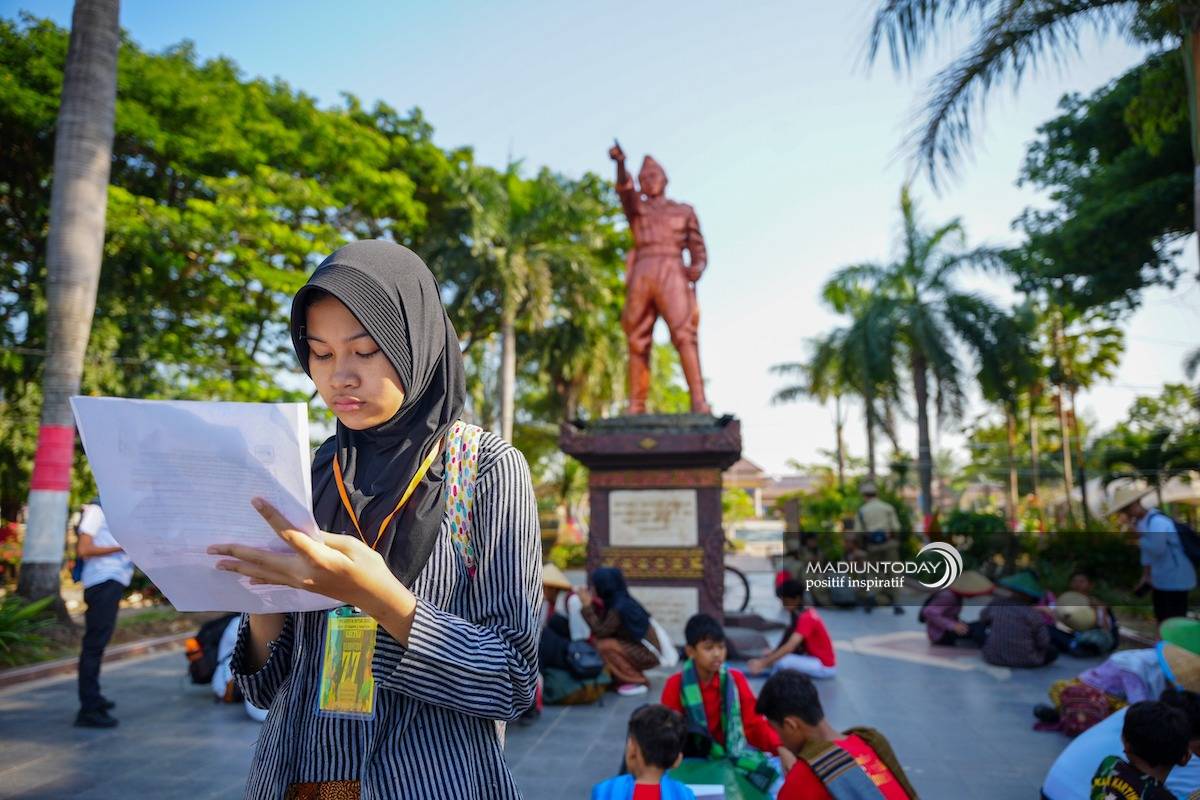 Foto 1 dari 9: Peringati HUT Sekolah, Siswa SMPN 2 Kota Madiun Napak Tilas Ke Tugu Pahlawan