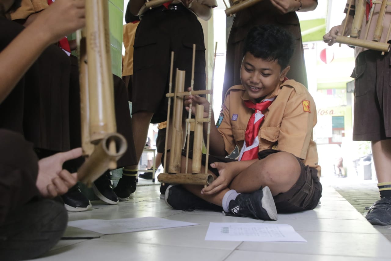 Foto 7 dari 10: Lestarikan Warisan Leluhur, SDN Nalosa Ajak Siswa Peringati Hari Angklung Sedunia