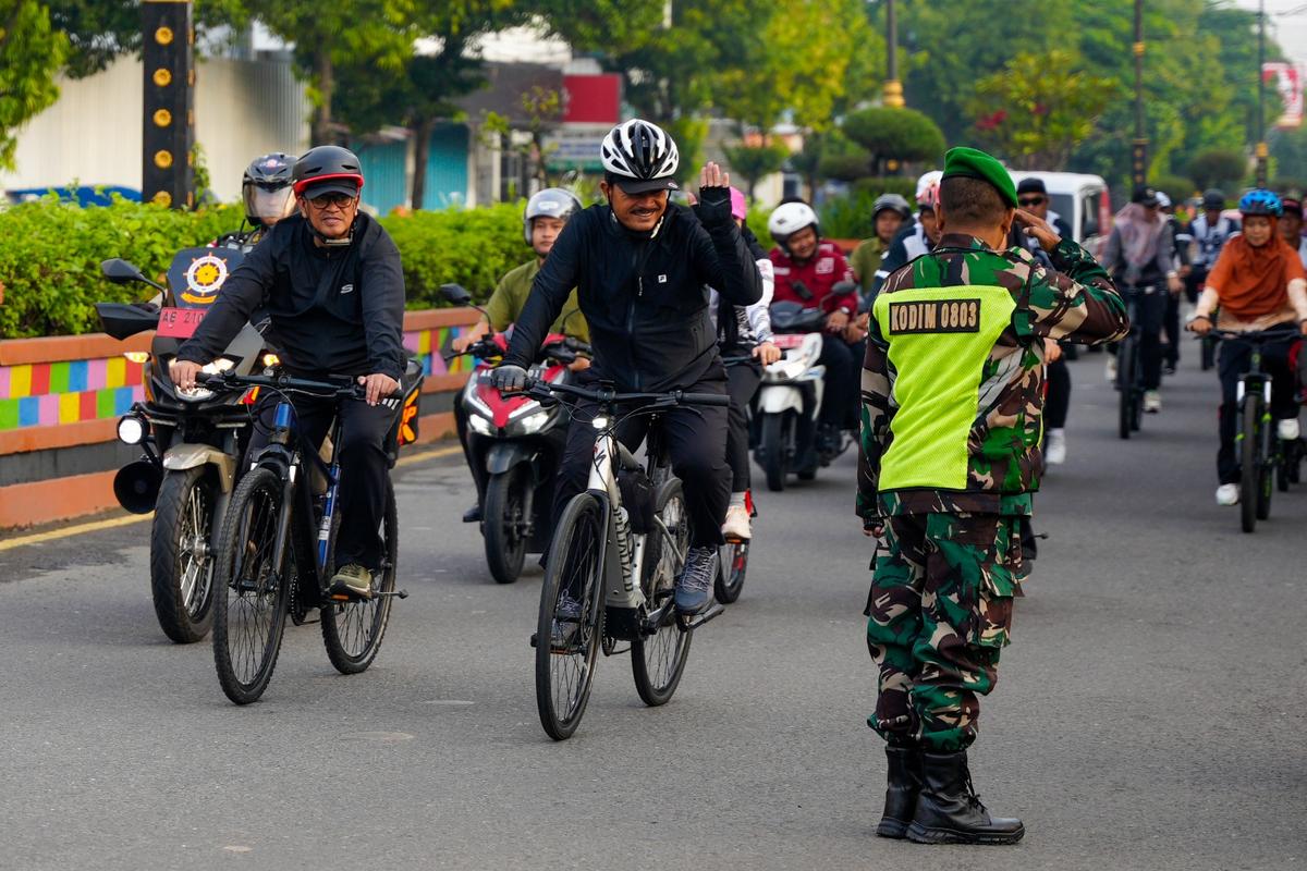 Foto 2 dari 8: Gowes Jumat Sehat, Wali Kota Cek Pavingisasi, Tinjau Masyarakat, Serta Beri Arahan Pejabat