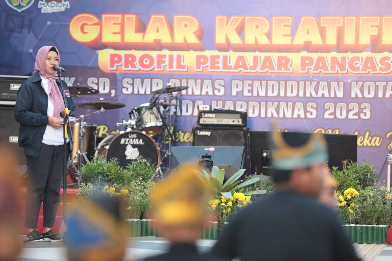 Foto 14 dari 15: Tinjau Stand Pameran dan Saksikan Gelar Kreativitas Siswa, Wali Kota Harap Potensi Siswa Tersalurkan