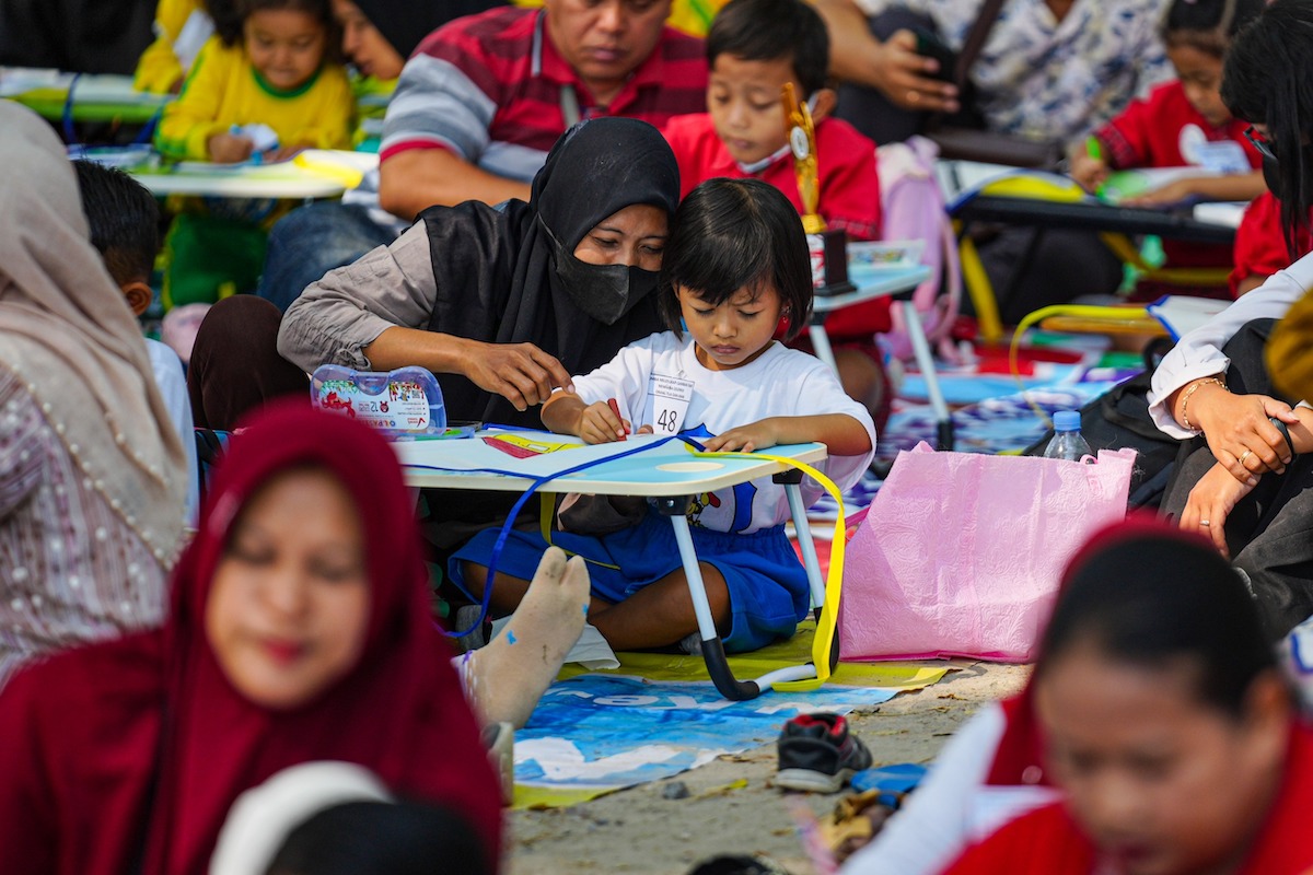 Foto 8 dari 9: Asiknya Selesaikan Lomba Bareng Bunda