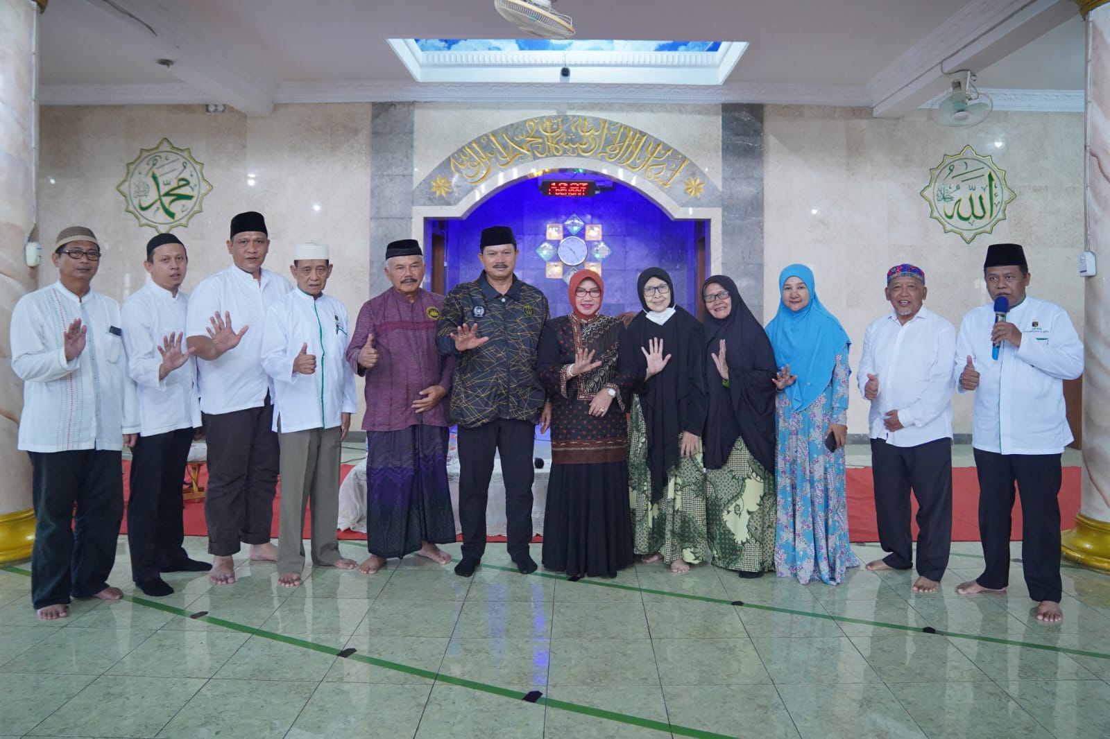 Foto 10 dari 10: Wali Kota Salurkan Tali Asih hingga Tawarkan Mabour untuk Ibu-Ibu Pengajian