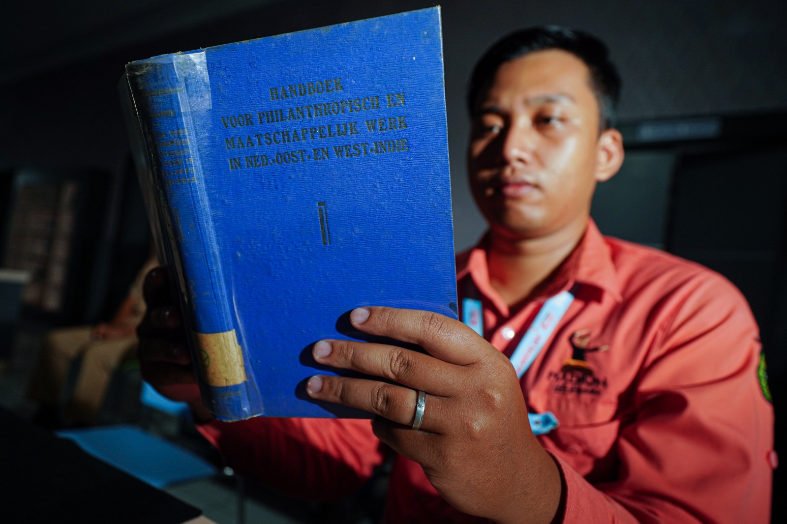 Foto 3 dari 7: Lindungi Arsip Kuno, Dispusip Lakukan Digitalisasi Koleksi Langka