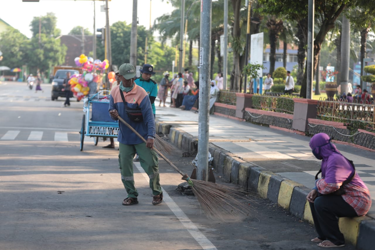 Foto 7 dari 8: Tak Kenal Libur, Petugas Kebersihan DLH Bersihkan Sampah Pasca Salat Ied