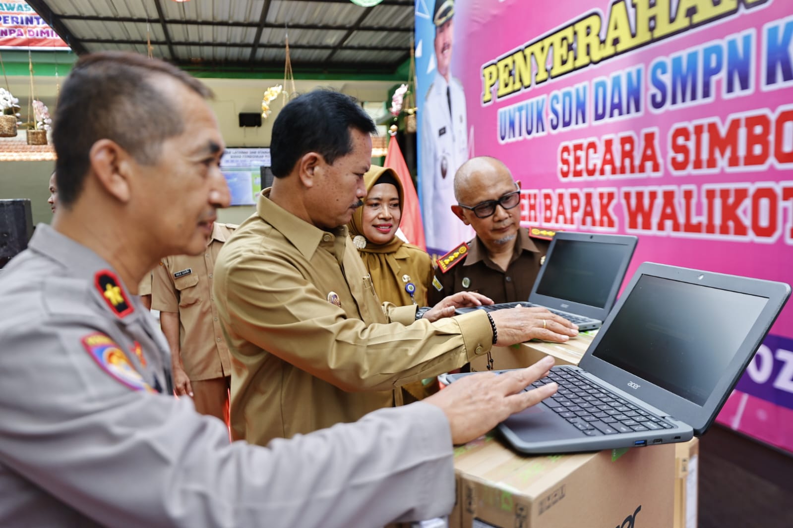 Foto 6 dari 9: Laptop Gratis Dibagikan Kepada Siswa, Wali Kota Harap Peningkatan SDM Berkualitas Di Kota Pendekar