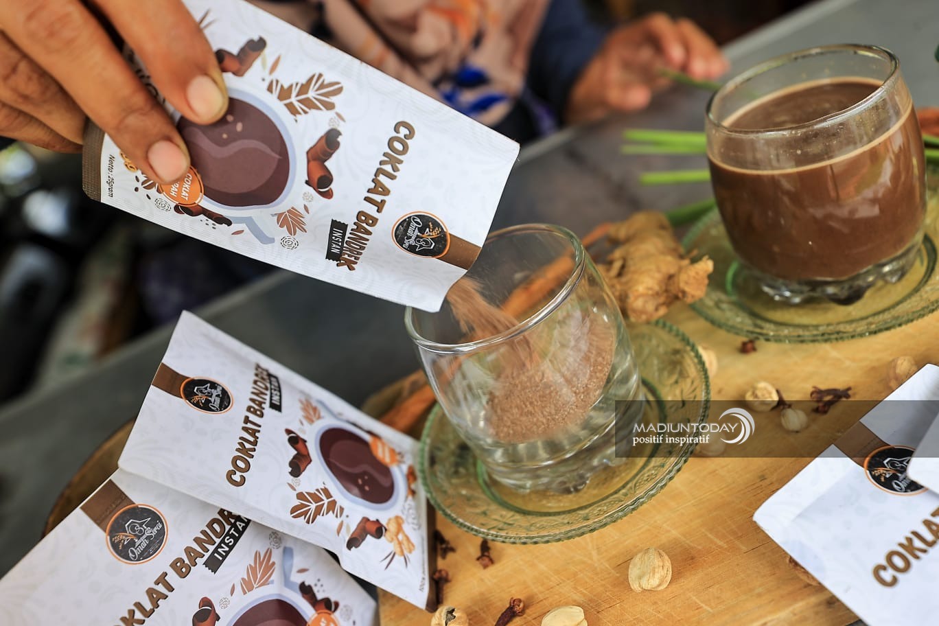 Foto 3 dari 6: Nikmatnya Bandrek Cokelat di Lapak Simander, Juga Dikemas Serbuk dalam Bentuk Sachet