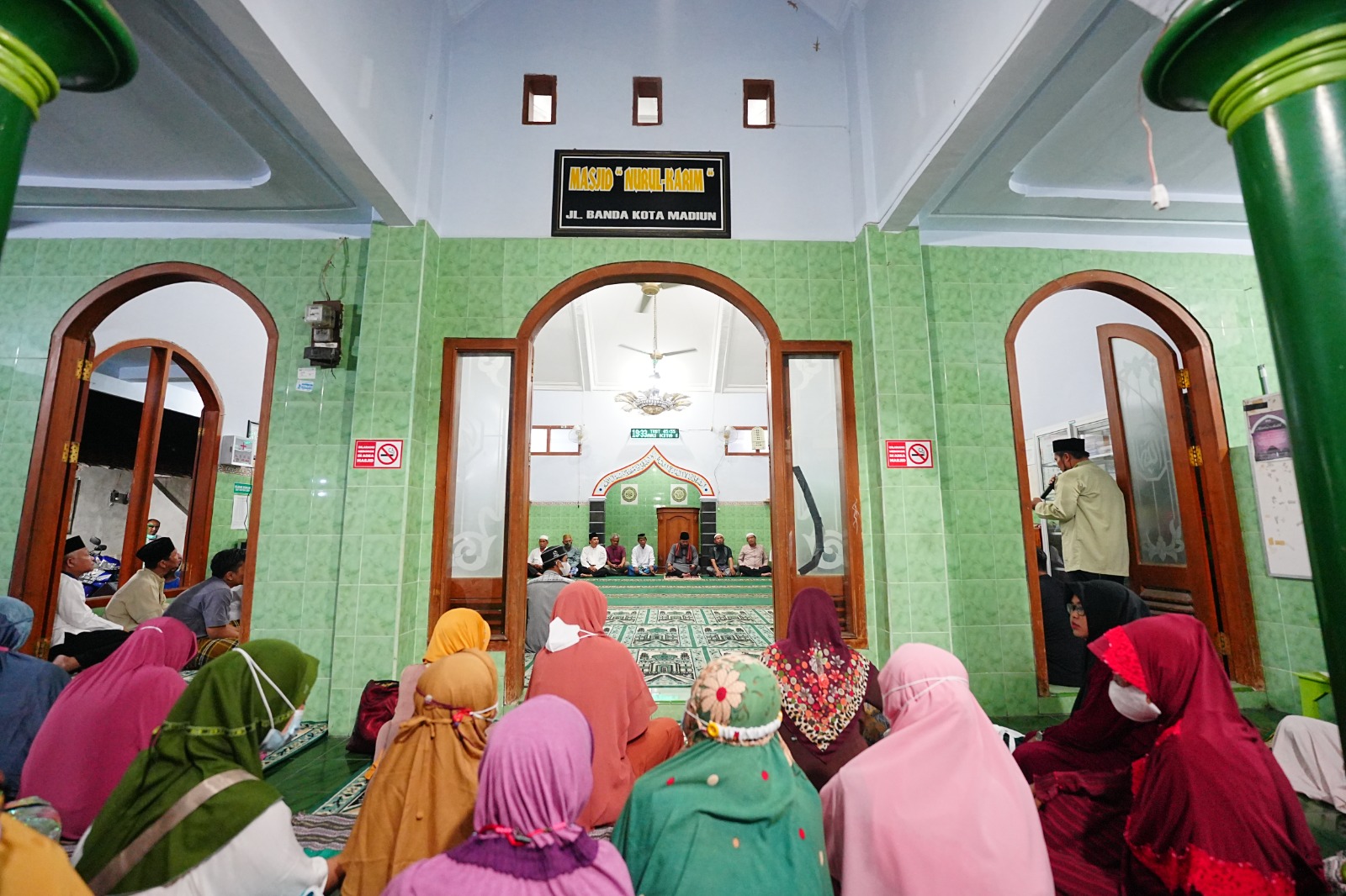 Foto 4 dari 10: Lewat Shalat Isya Berjamaah, Wali Kota Ajak Warga Dukung Pembangunan Kota
