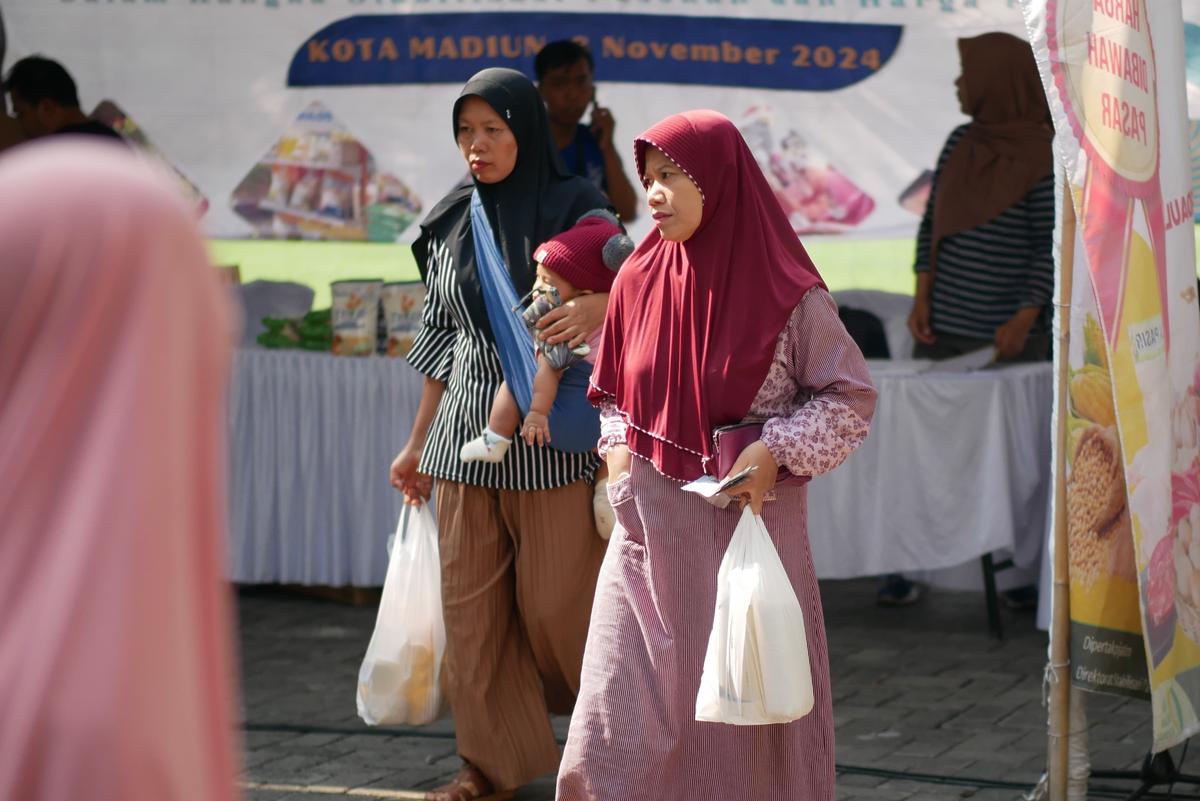 Foto 15 dari 19: Stabilisasi Harga Dan Stok Bahan Pangan, Pemprov Jatim - Pemkot Madiun Hadirkan Gerakan Pangan Murah
