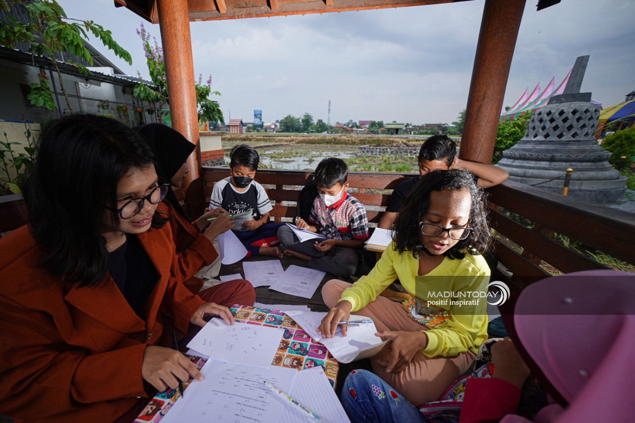 Foto 2 dari 10: Manfaatkan Lapak, PKK Kelurahan Klegen Gandeng Wima Beri Les Gratis Kepada Siswa