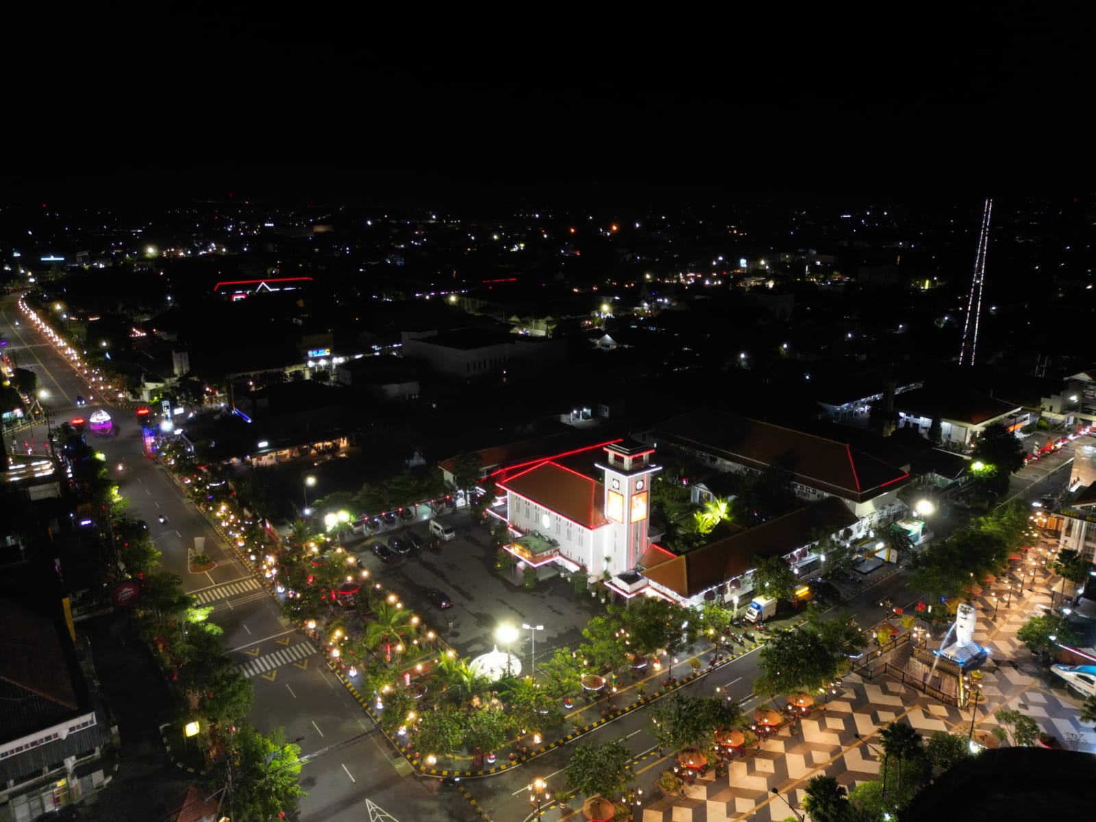 Foto 2 dari 3: Perkim Tambah 2.500 Lampu PJU, Tak Hanya Terang Tapi Juga Kian Indah