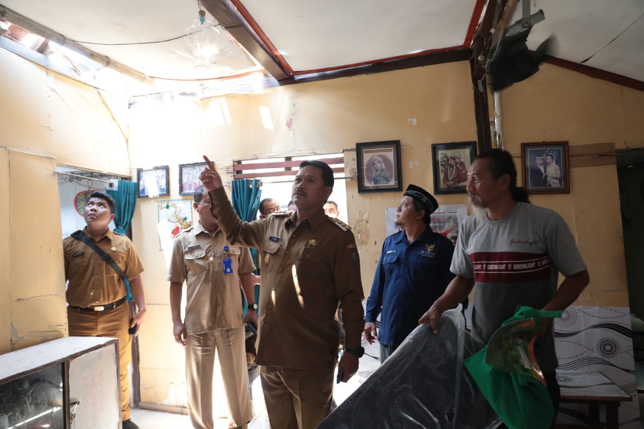 Foto 4 dari 10: Gandeng Baznas, Wali Kota Salurkan Bantuan Bagi Pemilik Rumah Ambruk di Nambangan Lor