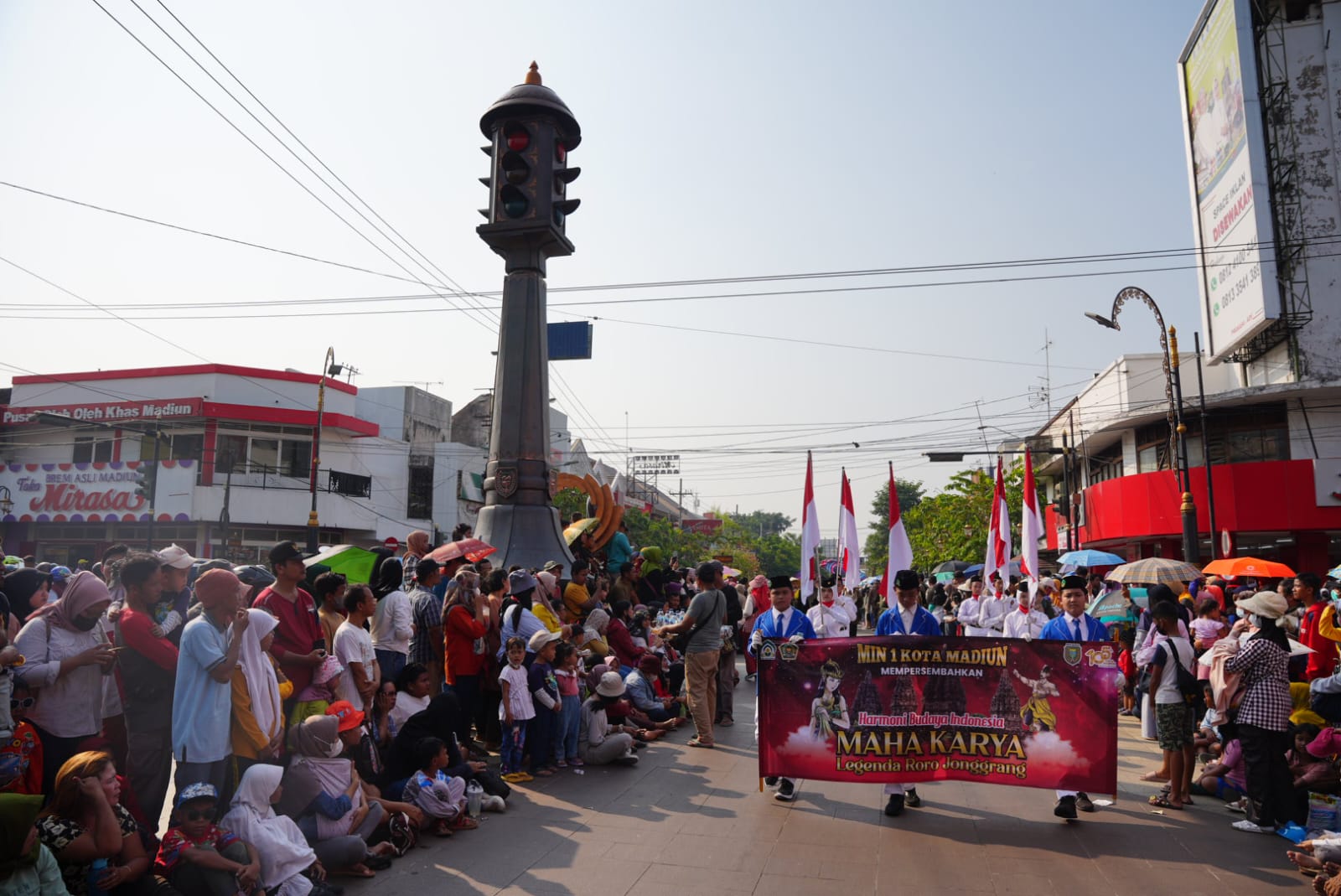 Foto utama berita: Antusias Luar Biasa, Ribuan Masyarakat Tumplek Blek Saksikan Madiun Carnival 2023