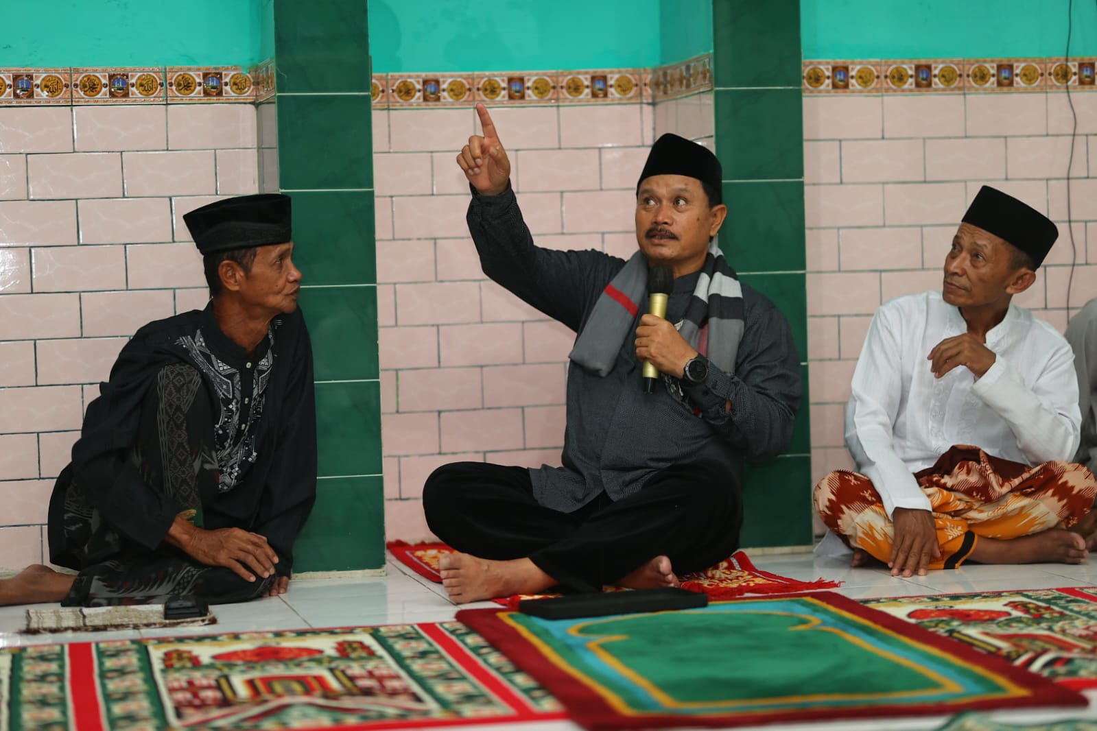 Foto 1 dari 8: Sambang Warga Jalan Trunojoyo, Wali Kota Shalat Isya Berjamaah Di Musala Al Qodiroh