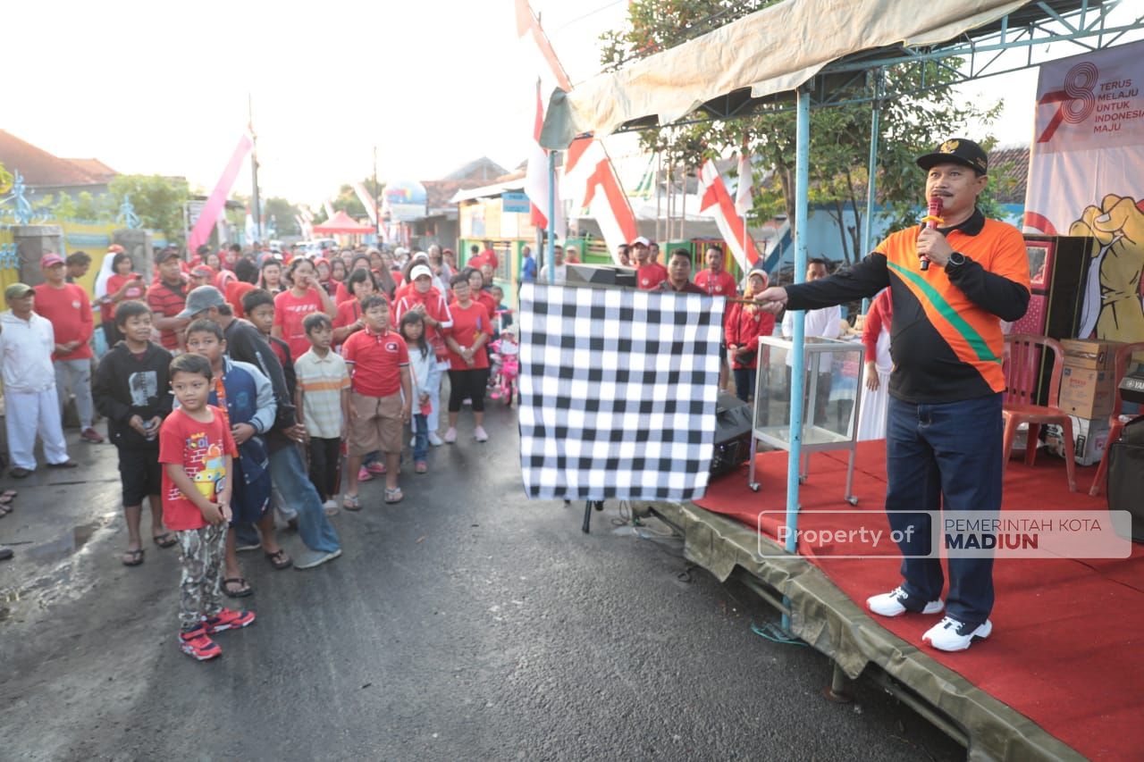 Foto utama berita: Lepas Jalan Santai RW VII Nambangan Lor Wali Kota Pesan Jaga Kekompakan Warga