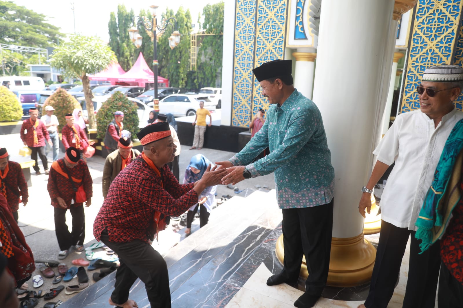 Foto 5 dari 13: Sambut Jamaah Umroh di Masjid Baitul Hakim, Wali Kota Dr.Maidi Pesan Selalu Tanam Kebaikan
