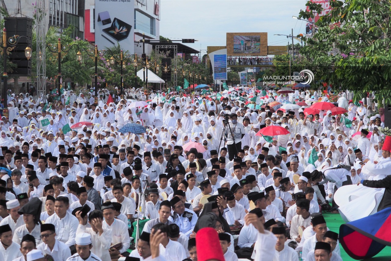 Foto 8 dari 11: Jalan Pahlawan Memutih, Ada 20 Ribu Lebih Jamaah Hadiri Pengajian Akbar Peringatan Hari Santri