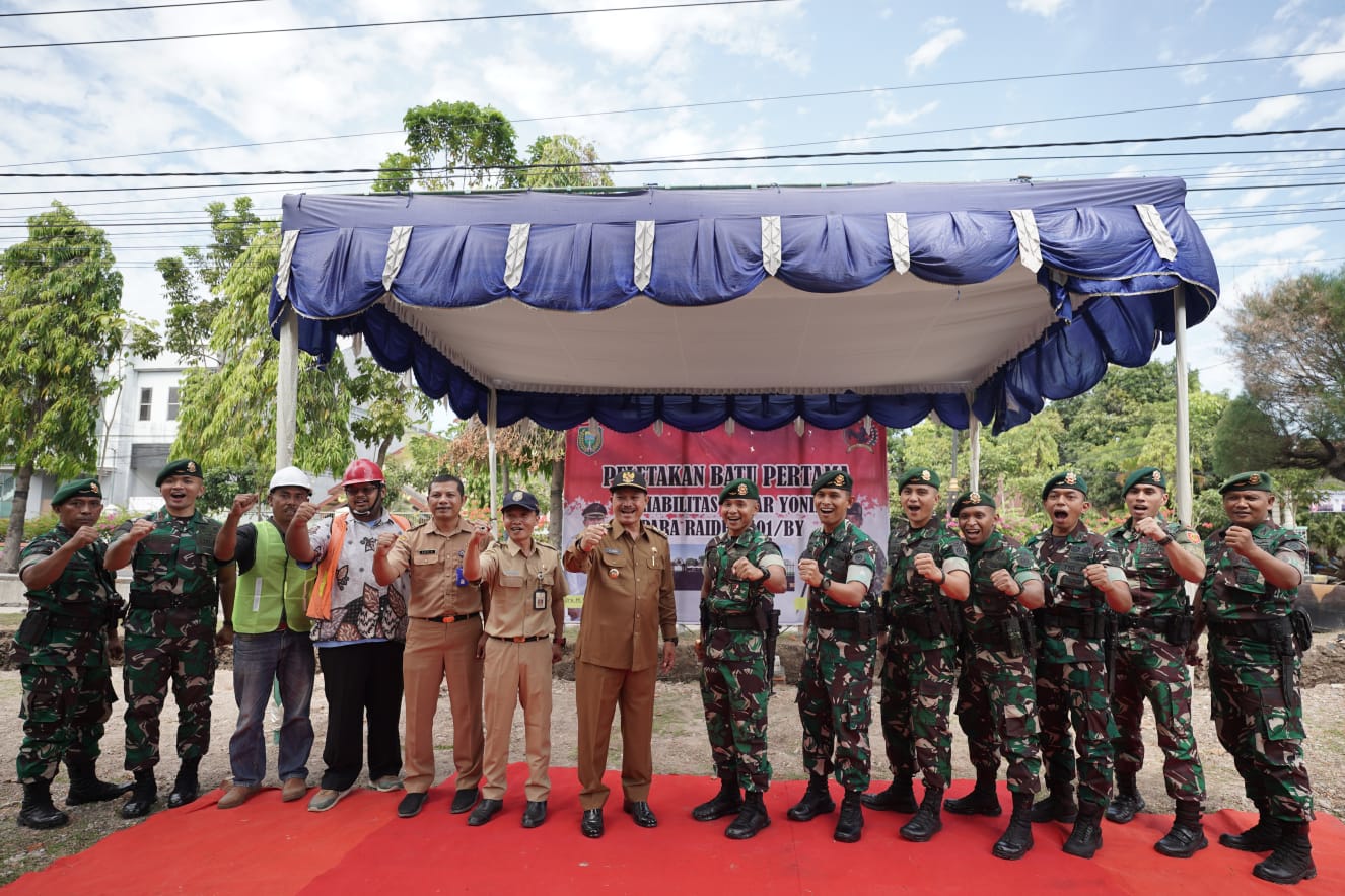 Foto 7 dari 8: Peletakan Batu Pertama Pembangunaan Pagar di Mayonif Para Raider 501/BY, Wali Kota: Wujud Identitas Kuat dan Hebat
