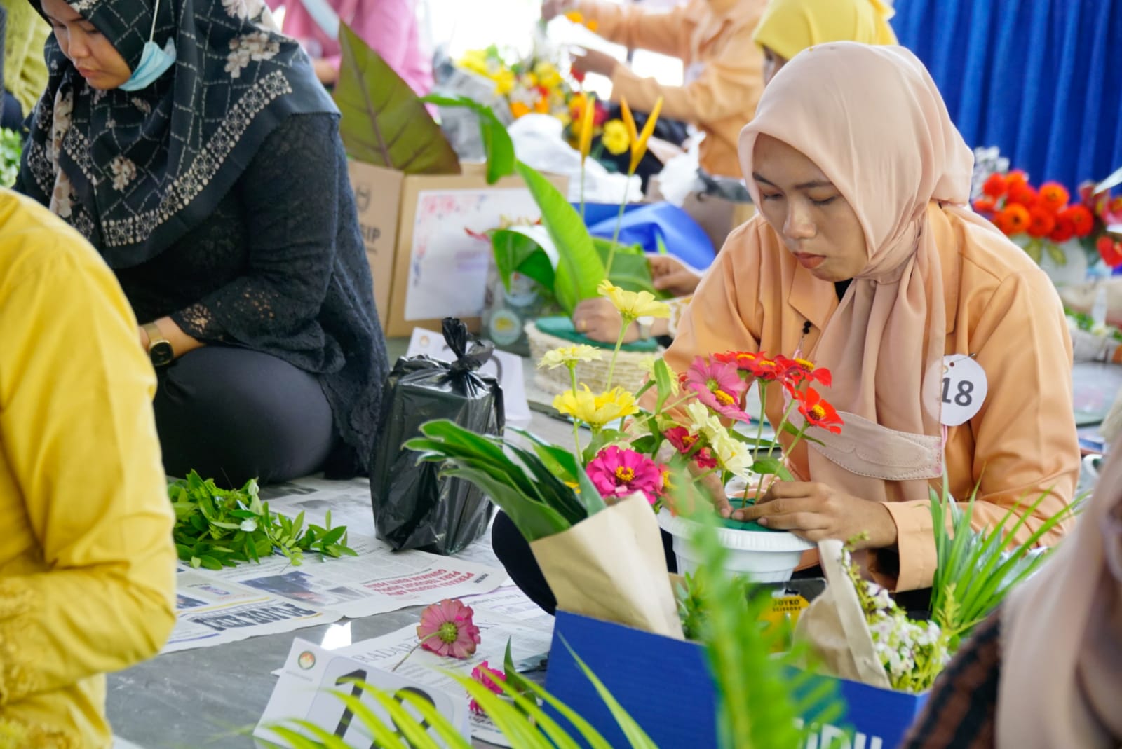 Foto 10 dari 11: Adu Keterampilan, Anggota DWP Kota Madiun Ikuti Lomba Merangkai Bunga Kebun