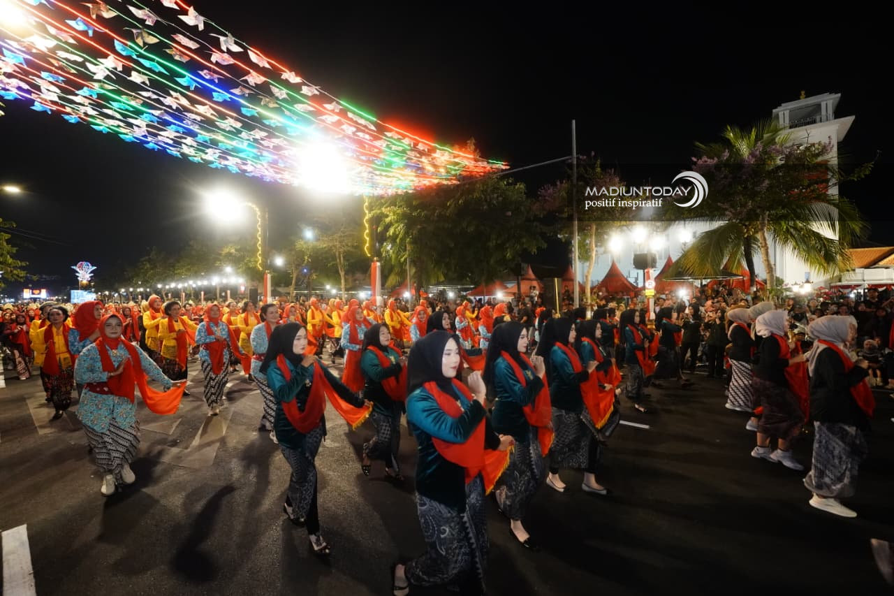 Foto 19 dari 29: 5.000 Peserta Madiun Menari Ukir Sejarah Kota, Sekaligus Jadi Bukti Cinta Masyarakat Untuk Daerahnya