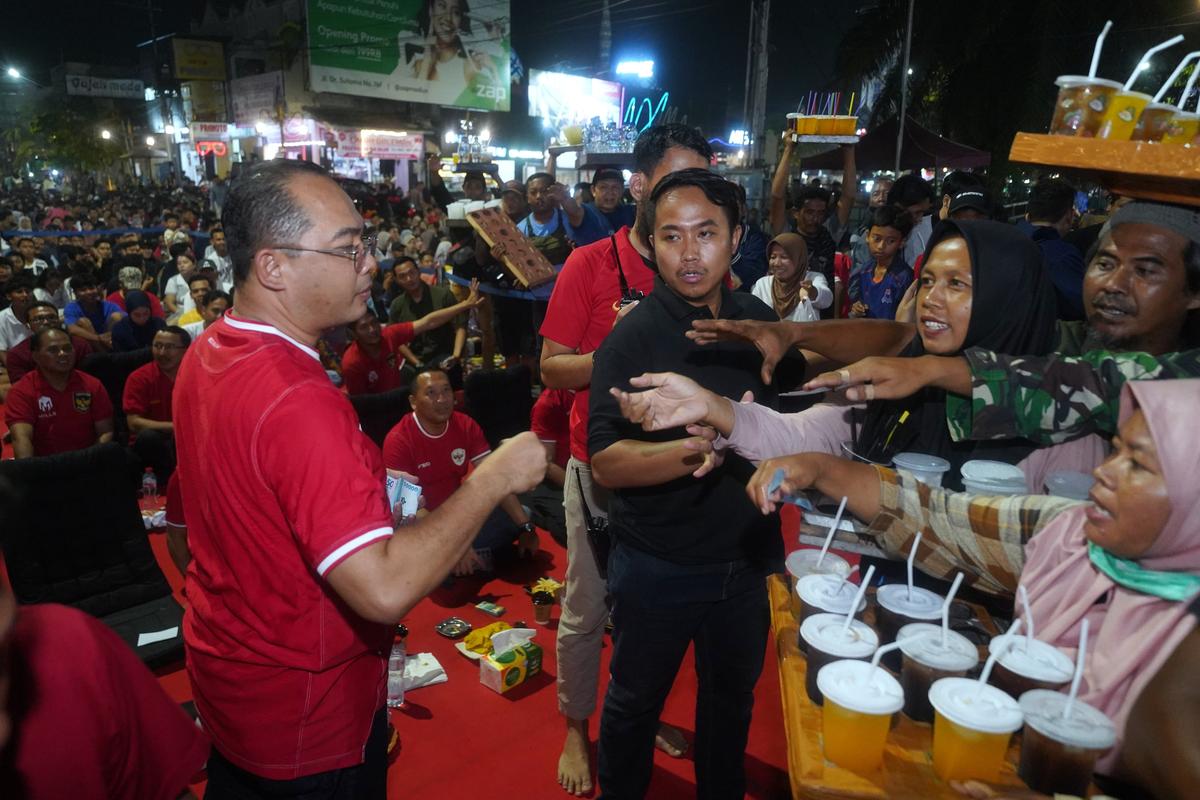 Foto 7 dari 9: Lagi, Pemkot Gelar Nobar Berhadiah, Pj Wali Kota: Ini Wujud Nasionalisme Kita Semua